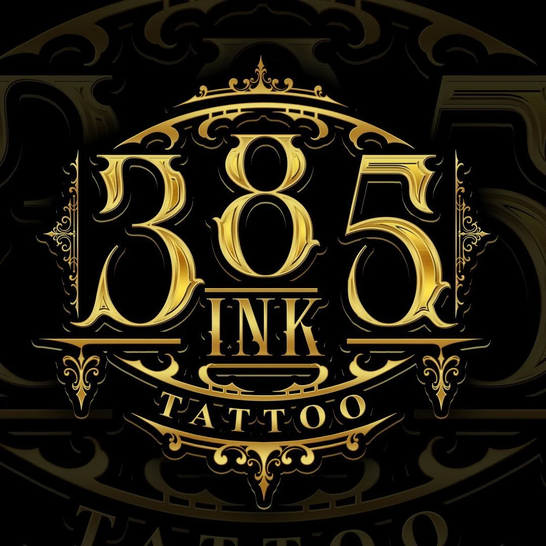 385 INK TATTOO — vergoldetes Wappen-Logo mit Krone und Old-English-Verzierungen