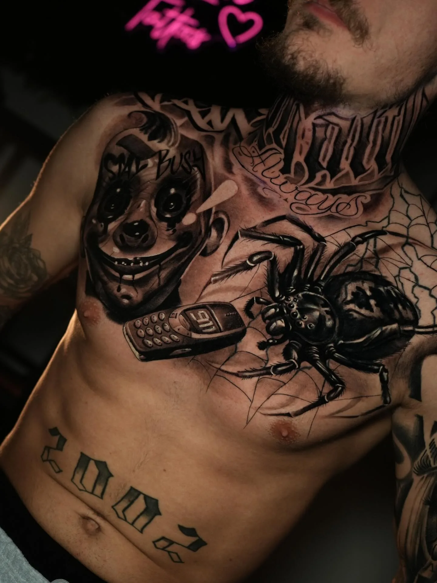 Chest-/Sleeve-Stück: Skull-Clown mit "SAY BUSH"-Schrift, Spinne auf Spinnennetz, altes Handy, Lettering im Bauchbereich.